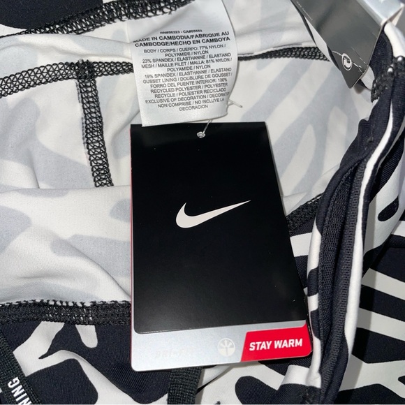 NWT Woman’s NIKE TIGHT FIT Capri Running Leggings XS Black & White Athletic Wear - Picture 11 of 14